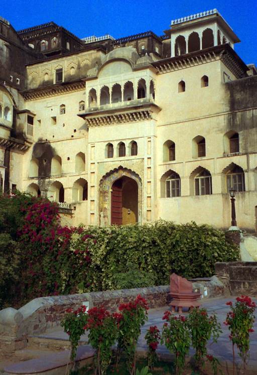 Neemrana Fort — on the Delhi to Jaipur taxi route